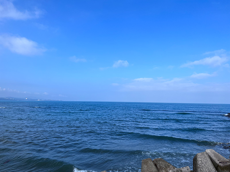 オフィス前の海と青空